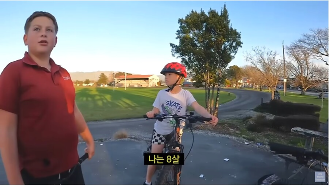 image.png 아시아인의 모자를 강탈하는 서양 어린이 .jpg 아시아인의 모자를 강탈하는 서양 어린이 .jpg