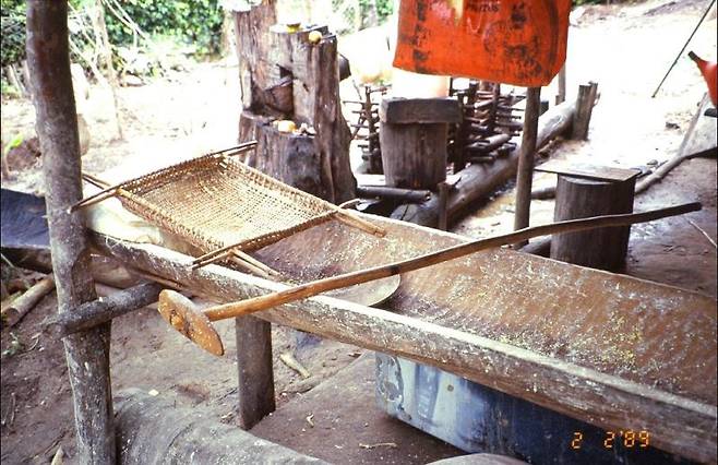 ①만지오카 가루를 물로 흘려보내서 전분을 얻는 기구