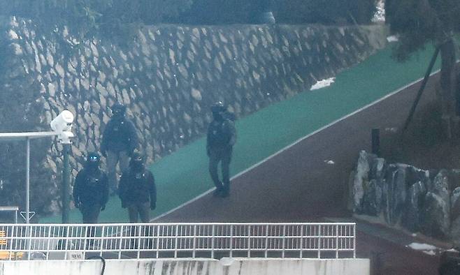 고위공직자범죄수사처(공수처)가 윤석열 대통령에 대한 체포영장을 재발부받은 지 일주일을 맞은 13일 오전 서울 용산구 한남동 대통령 관저에서 경호처 대테러과 소속으로 추정되는 직원들이 순찰하고 있다. 연합뉴스