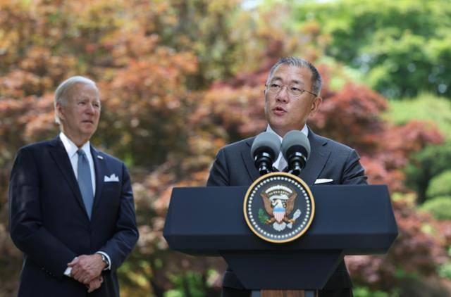 정의선(오른쪽) 현대차그룹 회장이 2022년 5월 조 바이든 미국 대통령 방한 당시 서울 용산구 그랜드 하얏트 호텔에서 대미 투자 계획을 밝히고 있다. 당시 정 회장은 2025년까지 미국 로보틱스 등 미래 먹거리 분야에 50억 달러(약 7조3,000억 원)를 추가로 투자한다고 밝혔다. 연합뉴스
