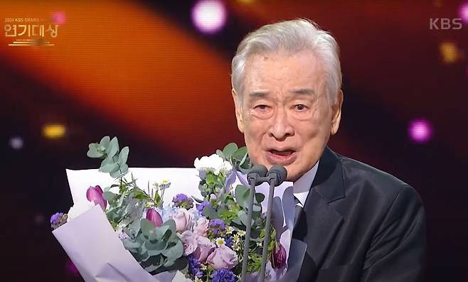 배우 이순재가 90세의 나이에 ‘2024 KBS 연기대상’에서 대상을 받았다./사진=‘2024 KBS 연기대상’ 캡처