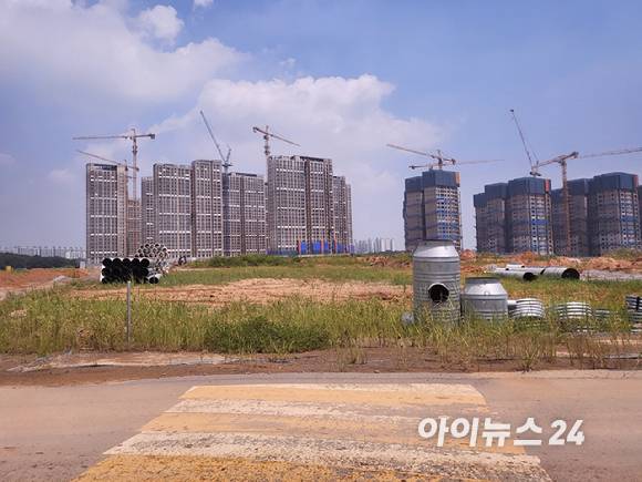 평택 화양지구 도시개발사업이 여의도 면적 규모로 진행되는 와중에 도로 등 기반시설 건설공사가 대금 미지급 문제로 공사가 중단됐다. 오는 하반기부터 차례로 아파트 입주가 예정돼 있는 상황에서, 입주 차질 가능성도 제기되고 있다. 사진은 화양지구 일부. 2024. 8.7. [사진=이수현 기자]