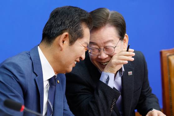 정청래 민주당 최고위원과 이재명 대표가 최고위원회의에 참석해 웃으며 대화하고 있다. [뉴스1]
