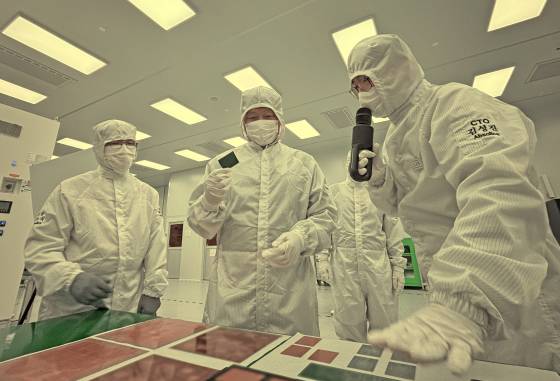 지난해 7월 최태원 SK그룹 회장(가운데)이 미국 조지아주 커빙턴시의 앱솔릭스 글라스 기판 생산 공장을 둘러보고 있다. 사진 SK수펙스추구협의회.