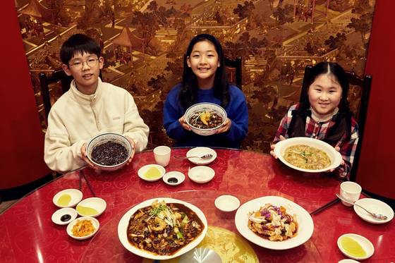 이서준·김민영·최은서(왼쪽부터) 학생기자가 각자 유니짜장·삼선간짜장·하얀짜장을 맛봤다.