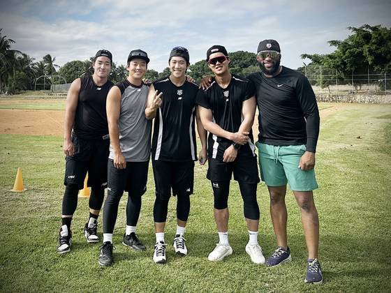 도미니카공화국에서 함께 운동을 하며 추억을 쌓고 있는 KT 안현민과 강민성, 오윤석, 배정대, 멜 로하스 주니어(왼쪽부터). 이곳이 고향인 로하스의 초대로 미니 캠프가 차려졌다. 사진 멜 로하스 주니어