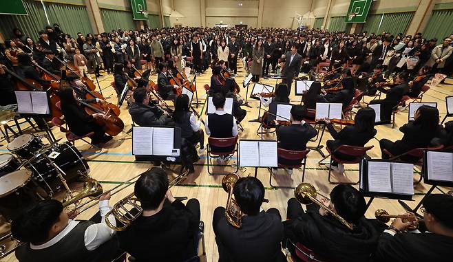 졸업생들이 후배 오케스트라 연주에 맞춰 교가를 부르고 있다. 송봉근 기자