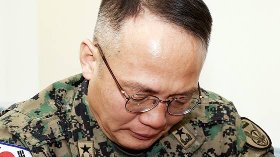 비상계엄 당시 국회에 투입된 제1공수특전여단의 이상현 여단장이 10일 오전 서울 여의도 국회 국방위원회에서 열린 계엄 관련 긴급 현안질의에 출석해 눈물을 흘리고 있다. 전민규 기자