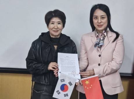 진허드 김선주 부대표(왼쪽)와 Fmart 宋红莉 대표가 '한국 Fmart 총판 계약'을 체결하고 있다.