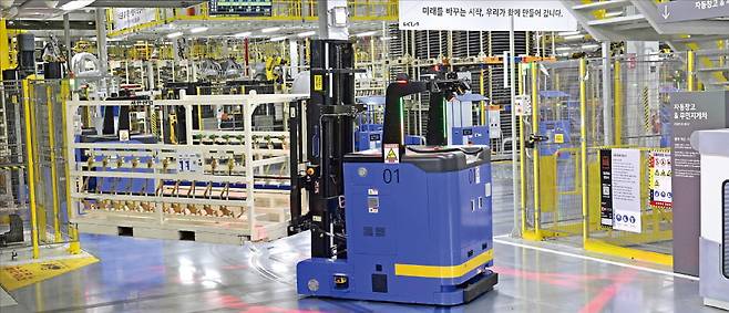 경기 광명시 기아 오토랜드 광명에 지난해 문을 연 ‘광명 이보(EVO) 플랜트’의 생산 라인. 현대자동차그룹 최초의 전기차 전용공장이다.  기아 제공