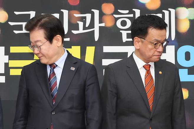 이재명 더불어민주당 대표와 최상목 대통령 권한대행 부총리 겸 기획재정부 장관이 13일 서울 여의도 국회에서 면담 전 악수를 나눈 뒤 착석하고 있다. 국회사진기자단