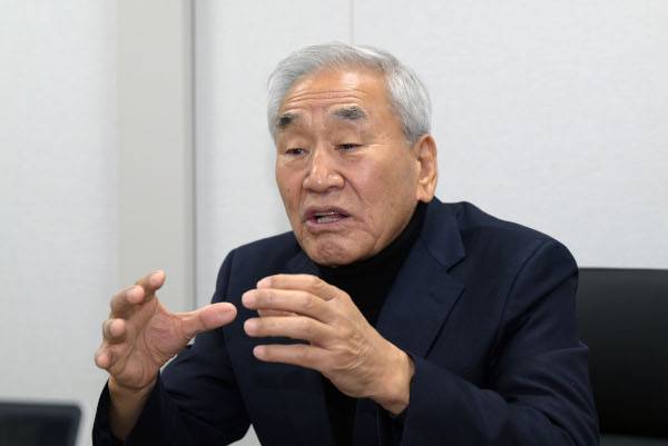 이재오 민주화운동기념사업회 이사장이 지난 8일 서울 용산구 민주화운동기념관에서 국민일보와 인터뷰하고 있다. 이 이사장은 12·3 비상계엄 사태와 이후 수습 정국에서 “한국 민주주의가 완전히 후퇴했다”며 개헌 필요성을 역설했다. 최현규 기자