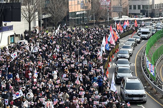 고위공직자범죄수사처와 경찰의 윤석열 대통령 2차 체포영장 집행 시도가 임박한 가운데 12일 서울 용산구 한남동 윤 대통령 관저 앞에서 참석자들이 윤 대통령 탄핵 반대 집회를 하고 있다. [김호영 기자]
