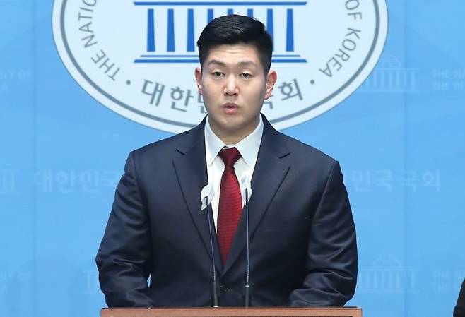 김재섭 전 국민의힘 도봉갑 당협위원장이 13일 오후 서울 여의도 국회 소통관에서 기자회견을 갖고 제22대 국회의원선거(총선) 서울 도봉구갑 출마를 선언하고 있다.[사진=뉴스1]