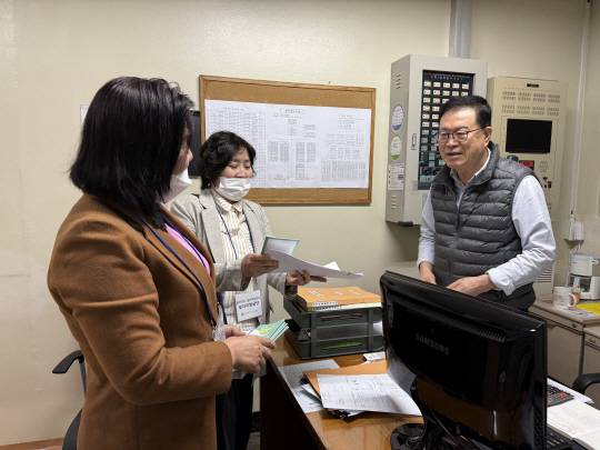 서울 강서구의 일자리발굴단원들이 업무를 진행하고 있다. 강서구청 제공