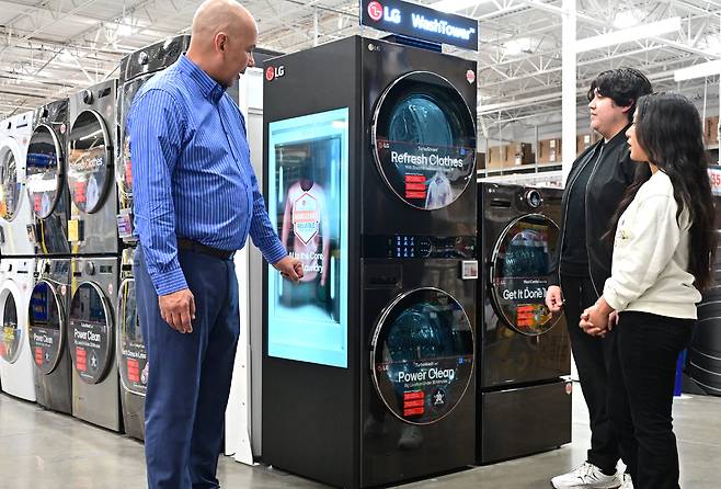 미국 로우스 라스베이거스 지점에서 매장 직원이 현지 고객에게 타워형 세탁건조기 ‘LG 워시타워’를 설명하고 있다.  [LG전자 제공]
