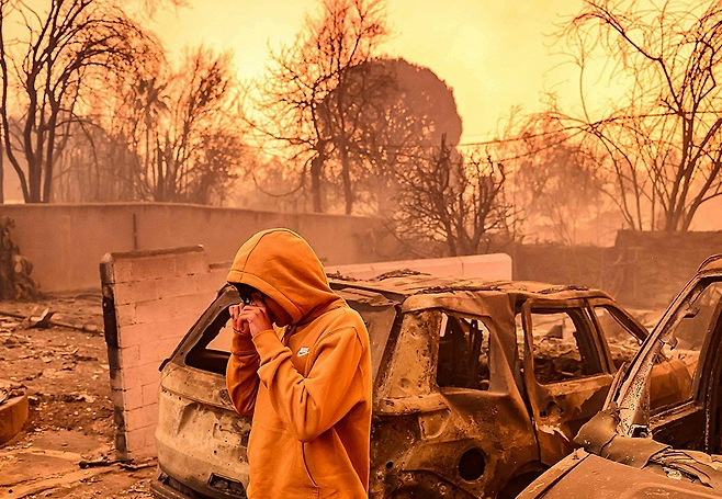 8일(현지시간) 미국 캘리포니아에서 화재로 집을 잃은 한 시민.[AFP]