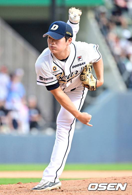 [OSEN=잠실, 최규한 기자] 1일 오후 서울 잠실야구장에서 ‘2024 신한은행 SOL Bank KBO리그’ 두산 베어스와 롯데 자이언츠의 경기가 열렸다.이날 홈팀 두산은 조던 발라조빅, 방문팀 롯데는 박세웅을 선발로 내세웠다.8회초 2사 1루 상황 마운드에 오른 두산 투수 김택연이 힘차게 공을 뿌리고 있다. 2024.09.01 / dreamer@osen.co.kr