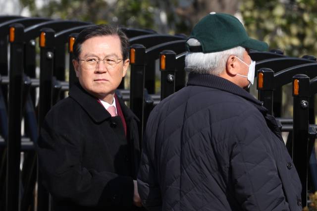▲고위공직자범죄수사처가 윤석열 대통령의 체포영장 집행에 나선 3일 서울 한남동 대통령 관저 입구에 윤 대통령측 김홍일(오른쪽), 윤갑근 변호사가 도착하고 있다. ⓒ연합뉴스