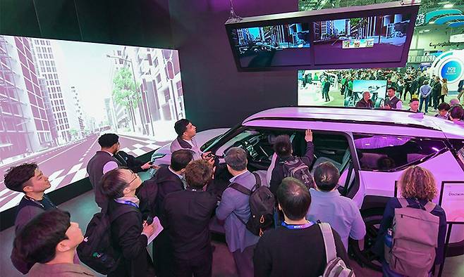 CES 2025 현대모비스 전시 부스를 찾은 관람객들의 모습. 현대모비스 제공