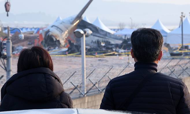 지난 2일 전남 무안군 무안국제공항 제주항공 여객기 참사 현장에서 시민들이 사고 여객기를 바라보고 있다. 연합뉴스