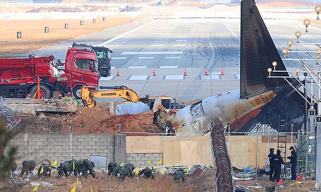 지난 3일 전남 무안군 무안국제공항 제주항공 여객기 참사 현장에서 군·경찰이 수색작업을 벌이고 있다. 연합뉴스