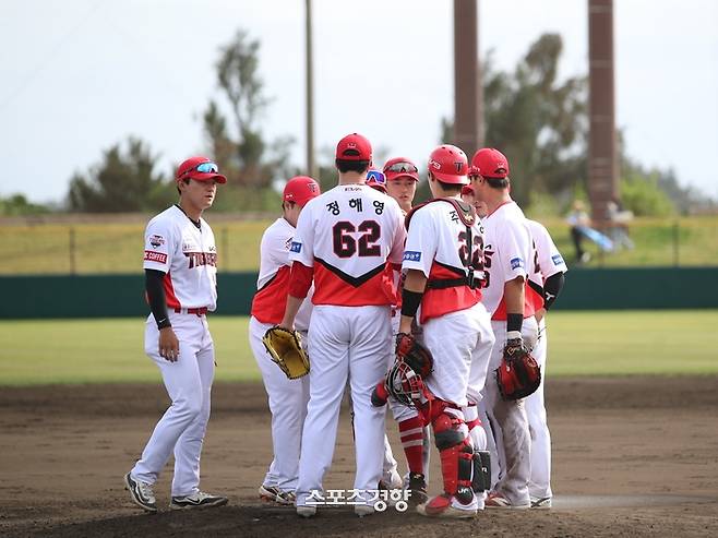 KIA 선수들이 지난해 오키나와 2차 스프링캠프에서 연습경기를 마친 뒤 하이파이브 하고 있다. KIA 타이거즈 제공