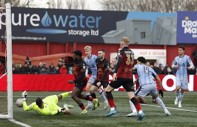 ▲ 토트넘 홋스퍼는 탬워스(5부 리그)와의 FA컵 3라운드(64강) 원정에서 연장 혈투를 벌여 3-0으로 이겼다. 경기 시작 전 골대 윗그물이 제대로 고정되지 않아 테이프를 공수해 붙이는 것이 인상적이었다. ⓒ연합뉴스/AFP/REUTERS