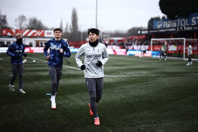 ▲ 이날 손흥민은 가장 큰 주목을 받았다. 유니폼 교환 1순위였다. 경기 전에는 탬워스 팬들의 환호를 받았고 집중 마케팅 대상(?)이었다고 한다. ⓒ연합뉴스/AFP/REUTERS