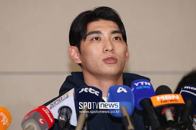 ▲ 샌프란시스코 자이언츠의 한국인 메이저리거 이정후가 13일 인천국제공항에서 미국으로 출국하기 전에 기자회견을 갖고 취재진의 질문에 답하고 있다. ⓒ곽혜미 기자