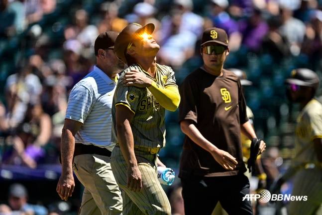 김하성(가운데)이 지난 8월 콜로라도전에서 3회 초 주루 도중 오른쪽 어깨에 통증을 느끼고 경기에서 빠지고 있다. /AFPBBNews=뉴스1