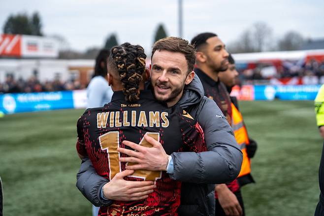 토트넘 홋스퍼 부주장 제임스 매디슨(오른쪽)이 탬워스와 잉글랜드축구협회(FA)컵 3라운드 경기가 끝난 뒤 상대 선수를 안아주고 있다. /사진=탬워스 공식 사회관계망서비스(SNS)