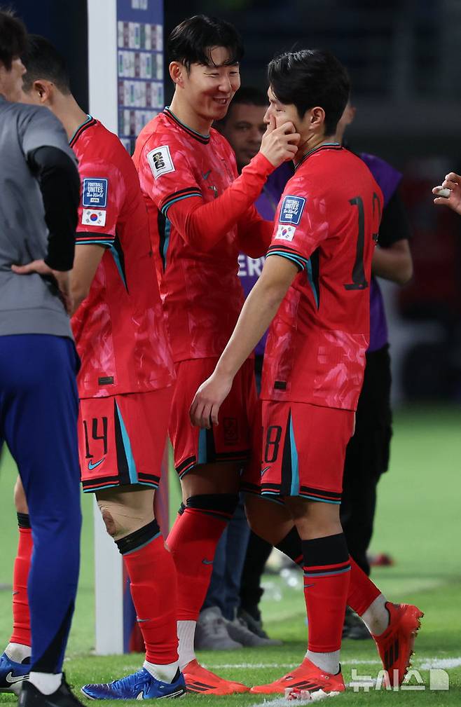 지난 2024년 11월 14일(한국시각) 쿠웨이트 자베르 알아흐마드 국제경기장에서 열린 한국 대 쿠웨이트의 2026 국제축구연맹(FIFA) 북중미 월드컵 아시아 3차 예선 B조 5차전 후 손흥민이 이강인의 볼을 만지고 있다. 손흥민(왼쪽)과 /사진=뉴시스