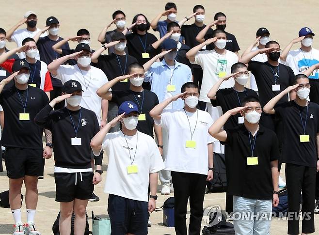 입대를 명 받았습니다 (화천=연합뉴스) 양지웅 기자 = 20일 오후 강원 화천군 육군15사단 신병교육대대에서 열린 입영식에서 입영 장병이 거수경례를 하고 있다. 2022.6.20 yangdoo@yna.co.kr