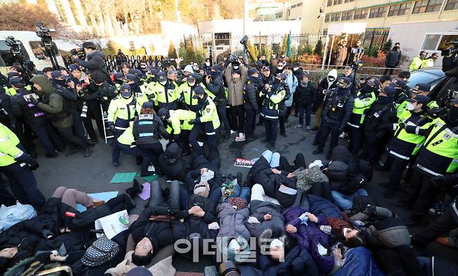 12·3 비상계엄 사태로 내란 혐의를 받고 있는 윤석열 대통령에 대한 체포영장의 집행을 앞둔 지난 2일 오후 서울 용산구 한남동 대통령 관저 정문 앞에서 경찰이 지지자 집회 해산을 시도하고 있다. (사진=이데일리 이영훈 기자)