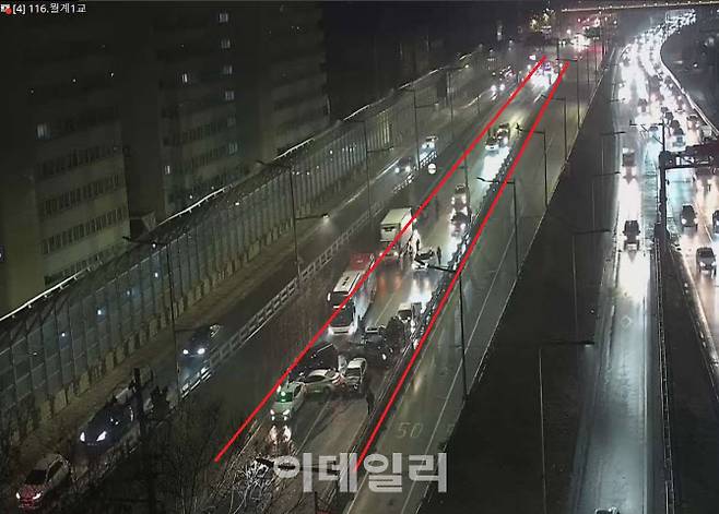 14일 오전 서울 노원구 월계2지하차도 초입에서 도로 결빙이 원인으로 추정되는 추돌사고가 발생했다. (사진=서울TOPIS 갈무리)