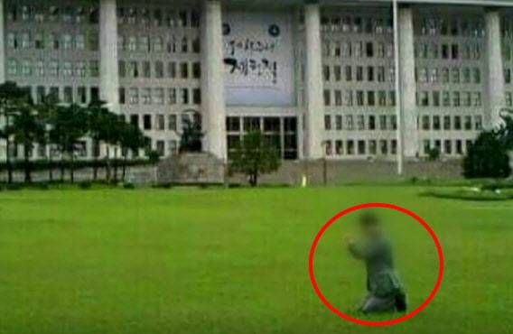 국회 앞에서 무릎 꿇고 기도하는 모습의 김씨 SNS 사진. (사진=jtbc 보도 갈무리)