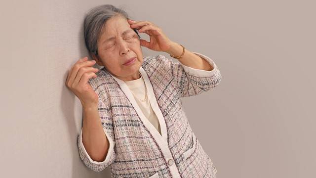 고령자는 식사 후에 혈압이 급격하게 떨어지는 식후 저혈압을 쉽게 겪을 수 있다｜출처: 클립아트코리아