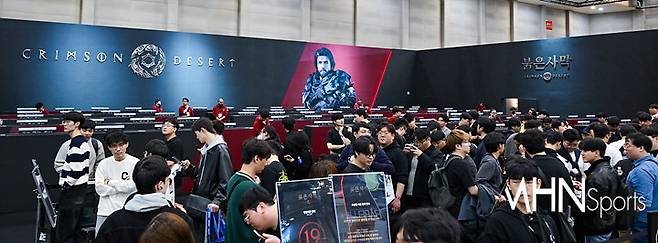 지난해 11월 열린 '2024 지스타'에서 펄어비스의 '붉은사막'을 체험하기 위해 방문객들이 줄을 서고 있는 모습.