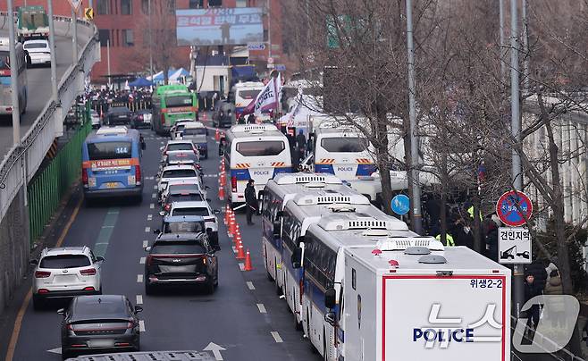 공수처와 경찰의 윤석열 대통령 2차 체포영장 집행 시도가 임박한 가운데 14일 서울 용산구 한남동 대통령 관저 앞에 경찰 버스가 대기하고 있다. 2025.1.14/뉴스1 ⓒ News1 김성진 기자