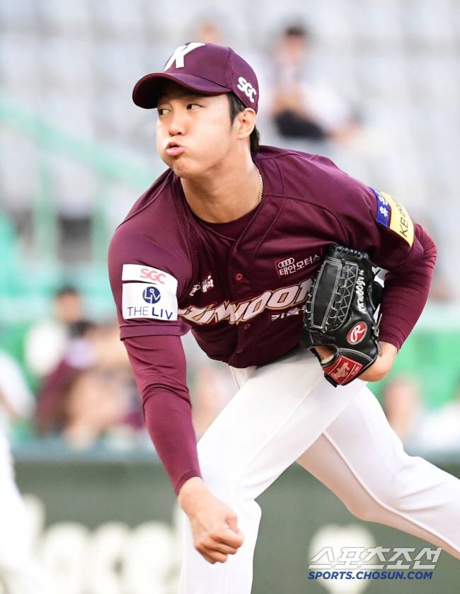 31일 인천 SSG랜더스필드에서 KBO리그 SSG와 키움의 경기가 열렸다. 힘차게 투구하고 있는 키움 선발 안우진. 인천=송정헌 기자songs@sportschosun.com/2023.08.31/