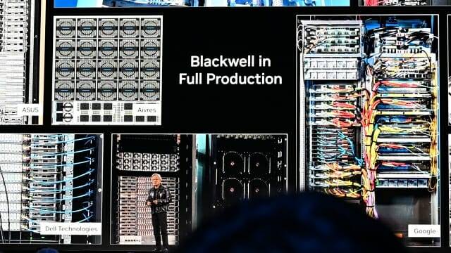 CES 2025 기조연설에서 블랙웰 GPU 기반 서버 생산 상황을 설명하는 젠슨 황 엔비디아 CEO. (사진=지디넷코리아)