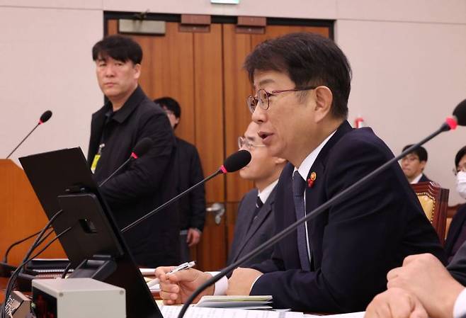 박상우 국토교통부 장관이 14일 오전 국회 국토교통위원회 전체회의에서 제주항공 여객기 참사 관련 질의에 답변하고 있다. 연합뉴스