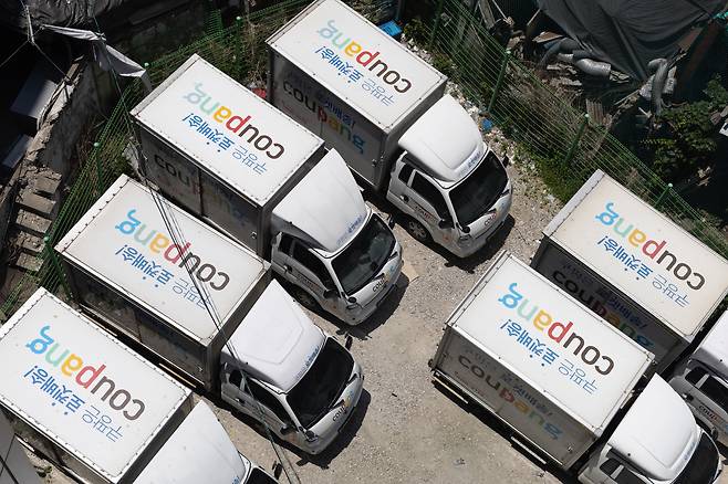 서울 시내에 주차된 쿠팡 배송 트럭. /연합뉴스