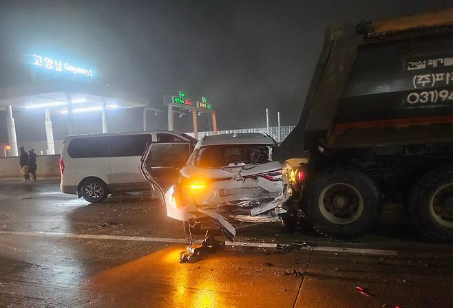 14일 경기 고양시 서울문산고속도로 문산 방향 고양분기점 인근에서 차량 43대의 다중추돌 사고가 발생해 차량이 뒤엉켜 있다. /연합뉴스