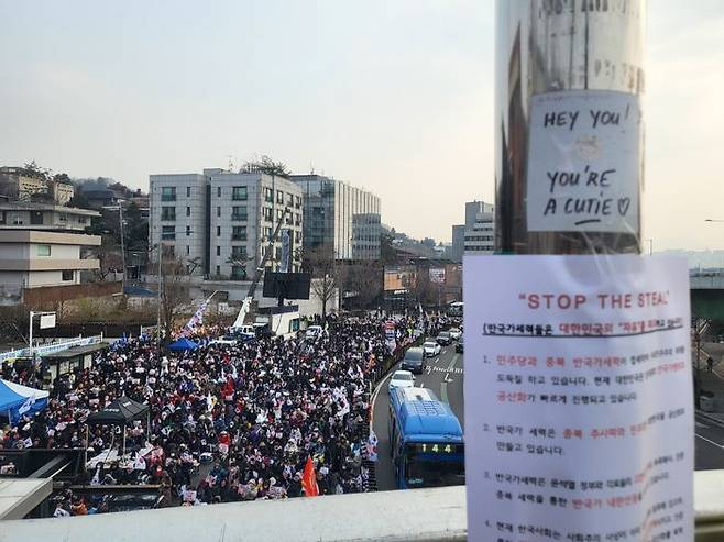 13일 오후 서울 용산구 한남동 관저 인근 탄핵 반대 집회 참가자들의 모습.ⓒ데일리안 허찬영 기자