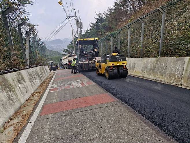 옹진군 대청도 차기국방 광대역 통합망 구축사업 도로 포장공사 장면 ⓒ D에너지 제공