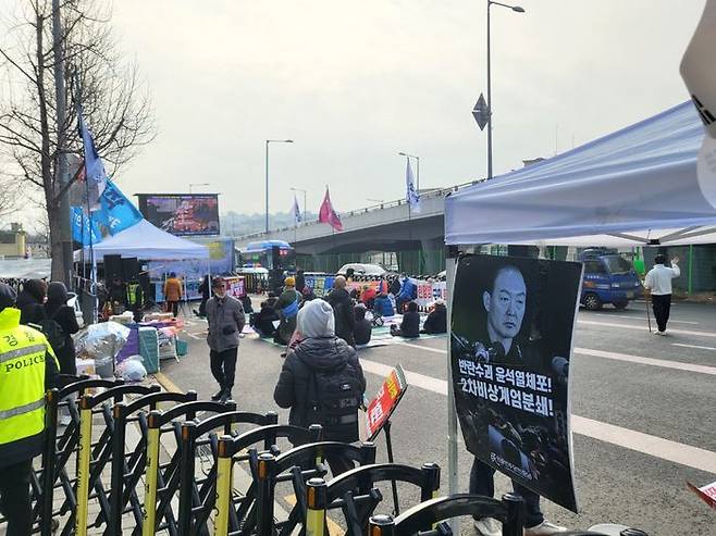14일 오후 서울 용산구 한남동 관저 인근에서 진행 중인 탄핵 찬성 집회의 모습. 빈 자리로 가득 차 있다.ⓒ데일리안 허찬영 기자