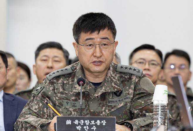 박안수 전 육군참모총장이 14일 오전 서울 여의도 국회에서 열린 윤석열 정부의 비상계엄 선포를 통한 내란 혐의 진상규명 국정조사특별위원회에서 의원 질의에 답하고 있다. 뉴스1