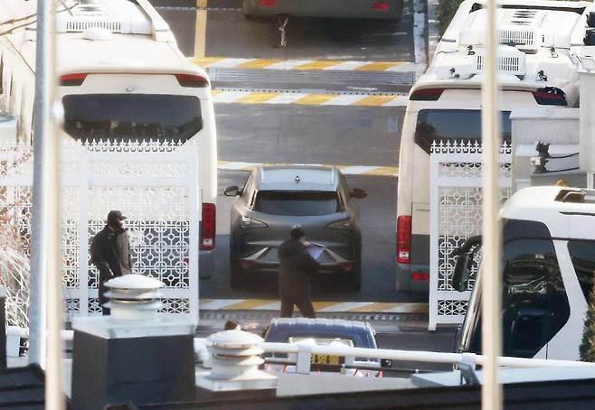 고위공직자범죄수사처와 경찰의 윤석열 대통령 2차 체포영장 집행 시도가 임박한 가운데 12일 서울 용산구 한남동 대통령 관저에 차량에 들어가고 있다. 뉴스1